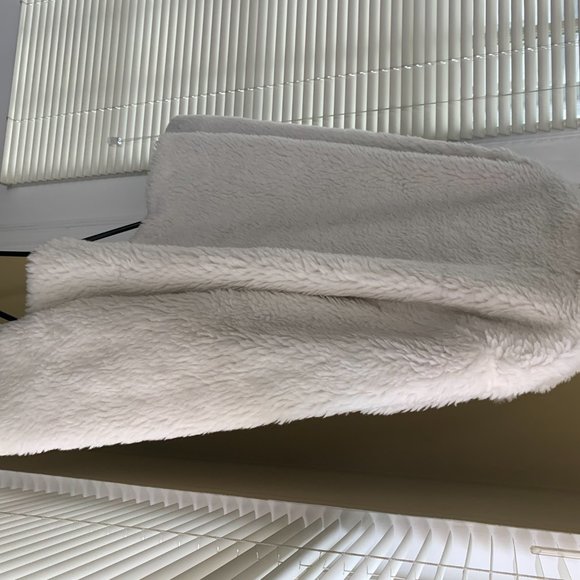 NWT Tommy Hilfiger Zip Faux Fur Zipped Jacket (warm for winter months) - Picture 6 of 16